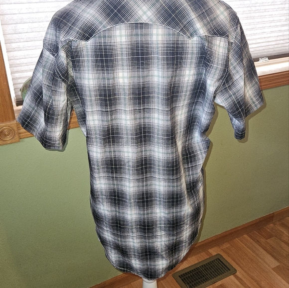 Wrangler Retro size medium short sleeve button down with black snaps. - Picture 3 of 9